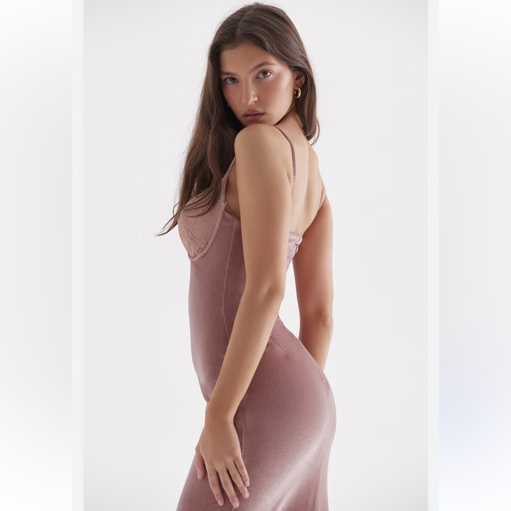 House of CB Azaela soft pink velvet midi dress - Picture 9 of 16